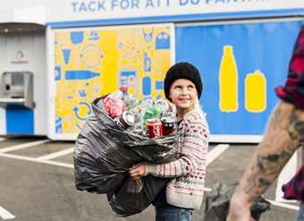 Med Pantamera Express på återvinningscentralen i Gävle går det nu att panta smidigt, snabbt och nästintill kladdfritt genom att tömma hela påsen med pantburkar och petflaskor direkt i maskinen.