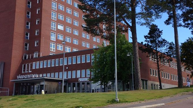 Ett alternativt sätt att arbeta Simon Huvinen, vårdadministratör på urologmottagningen på Centralsjukhuset, arbetar delvis från Kristinehamns sjukhus.