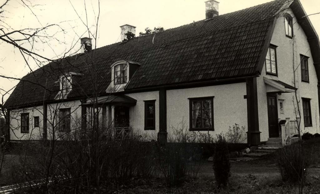 Doktorsvillan på Värdshusvägen 15 i Åkerstorp var bostad och mottagning för provinsialläkaren doktor Hugo Wik. En tid inrymdes också socknens apotek i huset. Idag är villan privatbostad.