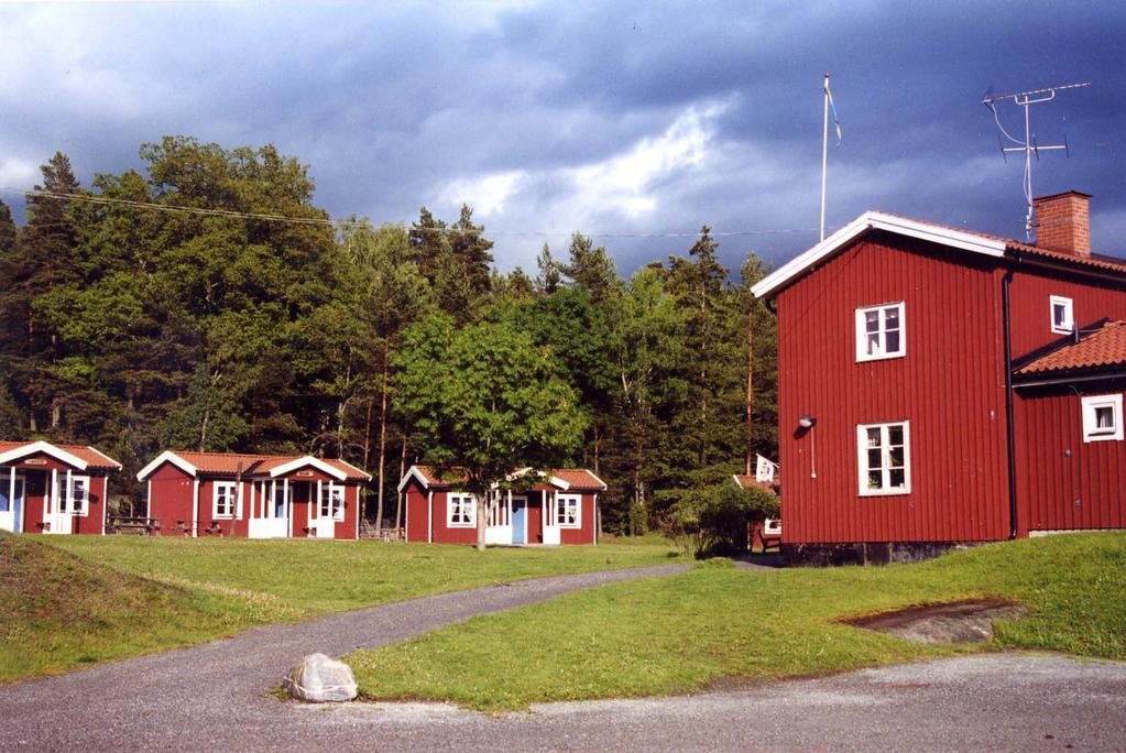 Här finns nu möjligheter för övernattning i gäststugor, båtuthyrning, bastu, friluftsbad, restaurang med fullständiga rättigheter, bollplan och lekplats. Domus Varuhus i Åkersberga centrum.