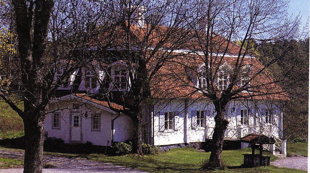 Dyviks gård, säteri i Roslagen, vid havet, 13 kilometer nordost om Åkersberga centrum. Gården omnämns första gången år 1296 som Diupuvik.