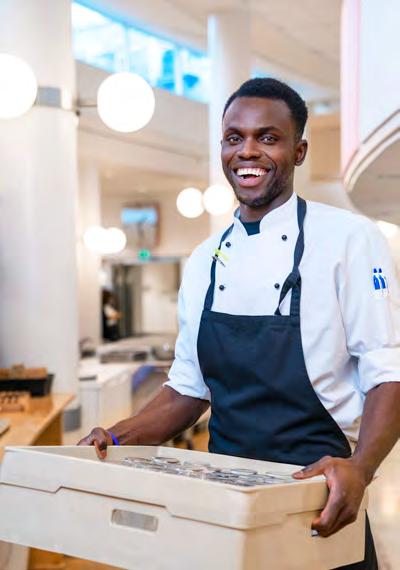 Arona Sarr, 27 år, Senegal Jag tycker det känns tryggt att arbetsgivaren tar hand om mig, det känns bra.