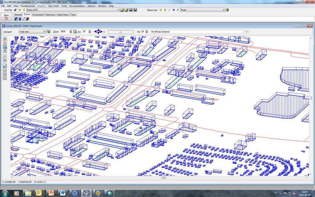 Figur 5: För att modellera vägtrafik buller i SoundPLAN byggs en tredimensionell bild upp. Röda streck är vägar och blåa kuber byggnader.