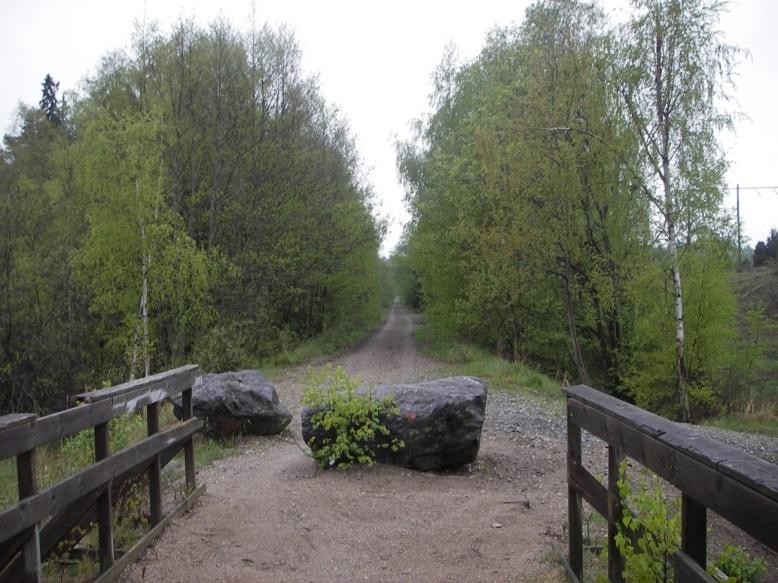 Nykvarns station ligger 8 km väster om Almnäs och stationen Södertälje syd ca 8 km österut. Figur 4 visar Svealandsbanan som passerar planfritt över vägen som går söderut från Almnäs.