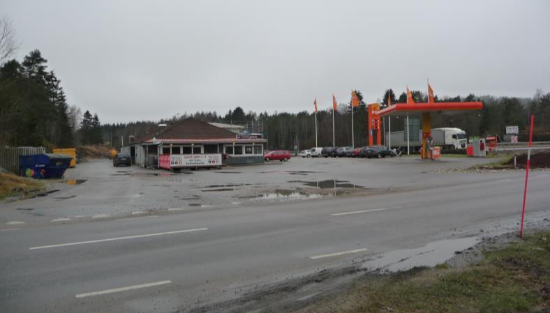 7 (22) Längs Höviksnäsvägen finns in-/utfarter till bensinstationen, in-/utfarter till skolorna och dess parkeringar, samt intilliggande busshållplats.