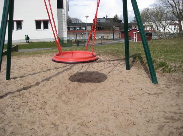 alltid någon annan att leka tillsammans med. Å andra sidan berättade några av eleverna om svårigheten att komma överens då det är många som vill vara med och leka.