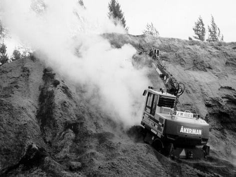 Den brinnande delen av stacken skärs av (foto: B. Westerberg). Bränder som har uppstått har givit mycket kunskap om lagring. I de flesta fall följs i dag angivna rekommendationer.