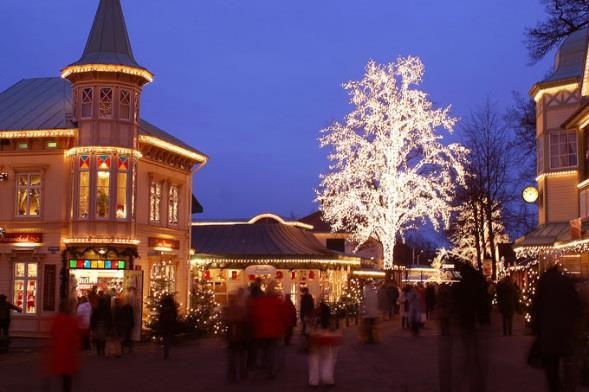 Under den sena eftermiddagen hade Liseberg en is alett där det uppfördes Nötk äppare o h lite senare, strax före 18.