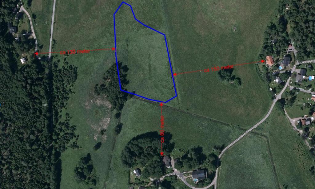 2017-08-18, s 9 (16) Figur 3 Närboende. Kartan visar de villor som ligger närmast platser för anläggande av dammen. Dammens planerade utbredning är markerad med blå ring. 3.4 Markförhållanden Höjdnivåerna inom det aktuella området varierar mellan +11 m och +13 m (RH2000).