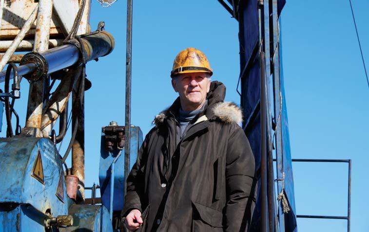 Malkas VD Fredrik Svinhufvud blickar ut ifrån en en sk workover rig som används vid installations- och underhållsarbeten på de färdigborrade oljebrunnarna.