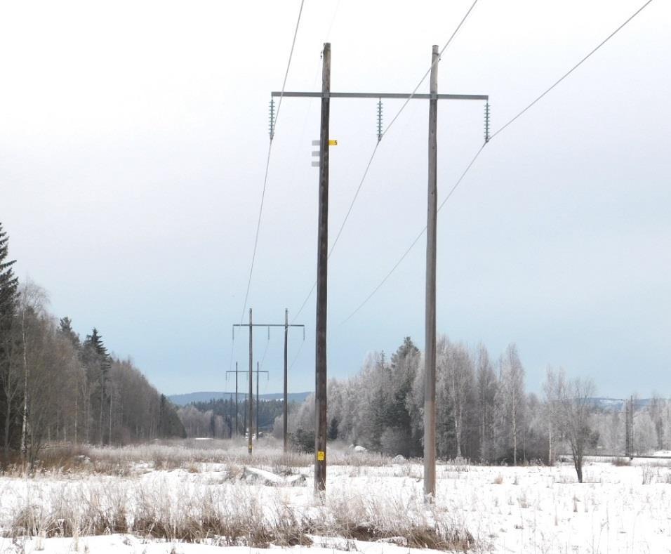 3.2 Ledningens utformning Befintliga ledningar är byggda med portalstolpar av trä. Höjd från mark till regel är ca 12-13 meter och fasavstånd ca 4 m, se figur 2.