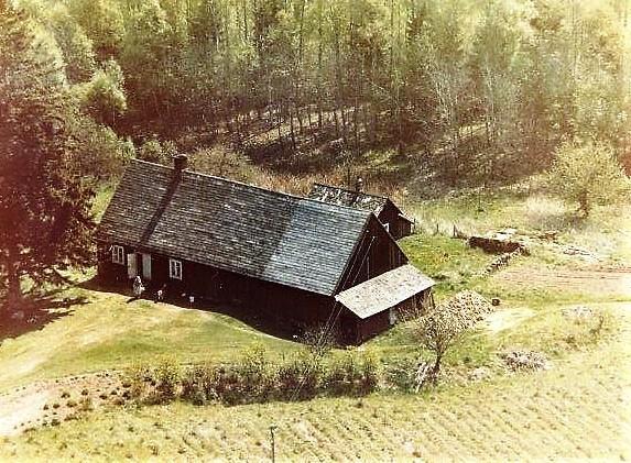 Flygfoto över Magård i Rössjöholm med Ivars syster Ines på gårdsplanen. Bilden tillhör Fritz Rosenörn-Lehn. Nästa flytt företog han 1908, denna gång med USA som resmål.