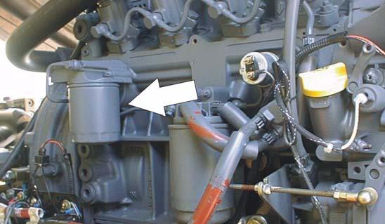 AVSNITT 6 ALLMÄNNA SPECIFIKATIONER OCH UNDERHÅLL 8. Oljebyte m. filter Ford 9. Oljebyte m. filter Deutz Smörjpunkter Påfyllningslock/skruvbart element Kapacitet 4,3 l (4.