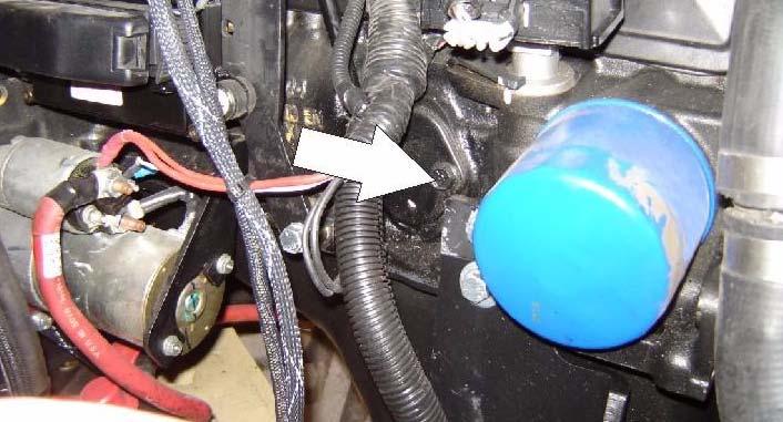 AVSNITT 6 ALLMÄNNA SPECIFIKATIONER OCH UNDERHÅLL 10. Oljebyte m. filter Isuzu Smörjpunkter Påfyllningslock/skruvbart element Kapacitet, motor 8 l (8.5 qt); oljekylare 5 l (5.