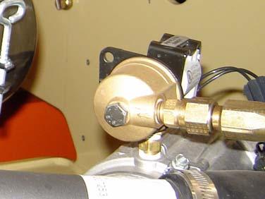 AVSNITT 6 ALLMÄNNA SPECIFIKATIONER OCH UNDERHÅLL 20. Bränslefilter (gasol) - GM-motor Intervall - var tredje månad eller efter 150 driftstimmar Anmärkning - byt ut filtret. Se Section 6.