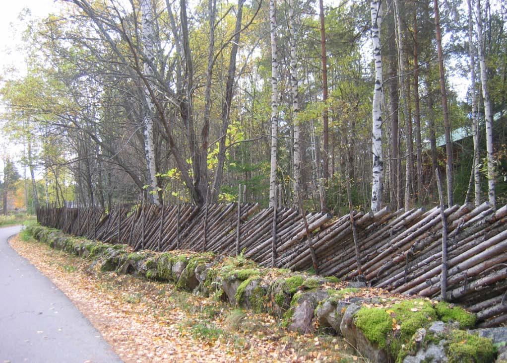 5.6.1 Naturmiljöer Ett antal vattendrag passerar befintlig järnväg. Vattendragen ingår i ett större system och mynnar i områden med naturvärden av olika slag.