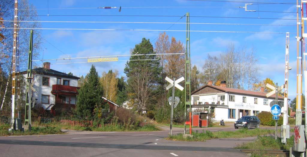 Vid en förlängning av den befintliga mötesstationen norrut föreslås plankorsningen med Torsångsvägen, väg 807, att ersättas med en planskildhet.