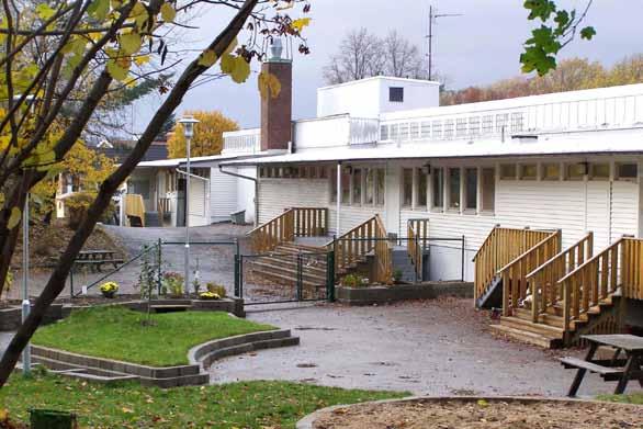 FAKTA OM STENBACKESKOLAN Skolan är en av Uddevallas äldsta friskolor och startade 1994. Skolan drivs utan vinstsyfte, allt ekonomiskt överskott går direkt tillbaka in i verksamheten.