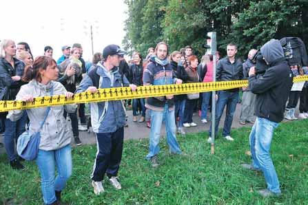 www.sport.sk Z DOMOVA 25 Mnohí Trnavčania sa zúčastnili protestného zhromaždenia proti výrubu stromov v lesoparku a výstavbe cesty do plánovanej IBV Kamenný mlyn cez lesoparkový chodník.