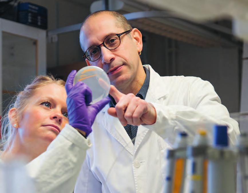 Jarone Pinhassi, forskningsledare Linnaeus University Centre for Ecology and Evolution in Microbial model Systems Vi studerar vattenmiljöer i Östersjön vid gränsen mellan hav och land, i kustnära