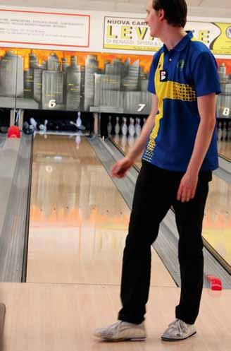 försvara sig. Anton avslutade med 248-165 och 279-248. Nu har Anton äntligen uppnått sitt mål att bli världens bästa bowlare efter flera timmars träningar i bowlinghallen!