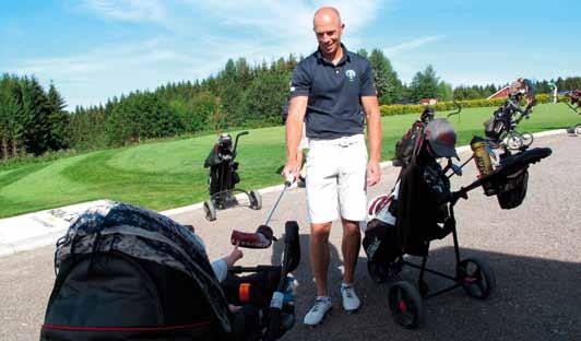 Gustav slår ut på hål 4 Hans Elgaard, Danmark, som har tillhört världseliten under knep silvret efter sin 77 runda.