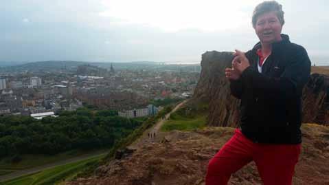 Jemma Buckley och Urban Mesch står högt med utsikt över Edinburgh och visar tecknet för Edinburgh. Den första dövskolan Terry Riley, Storbritannien, berättade från 1760 har lagt vid det vita höghuset.