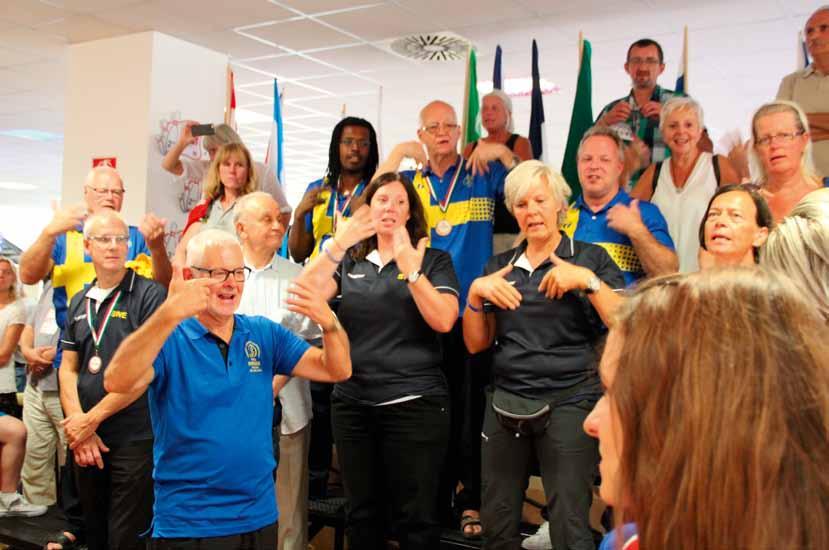 Sveriges fantastiska nationalsång sjöngs på teckenspråk av publiken Anton Elofsson och Anders Nordell, världsmästare i dubbel Det var en bra insats av det svenska laget genom tävlingen, där spelade