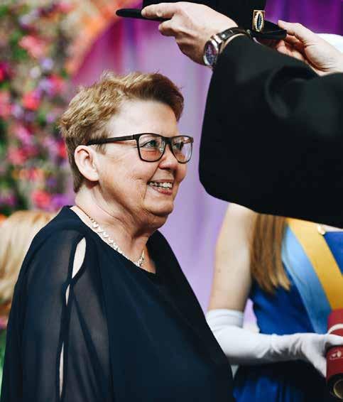 YVONNE ENMAN HEDERSDOKTOR Per Lundblad delar Reumatikerförbundet ut 15,5 miljoner kronor i forskningsanslag. Yvonne förklarar att det är en lång process runt detta förfarande.