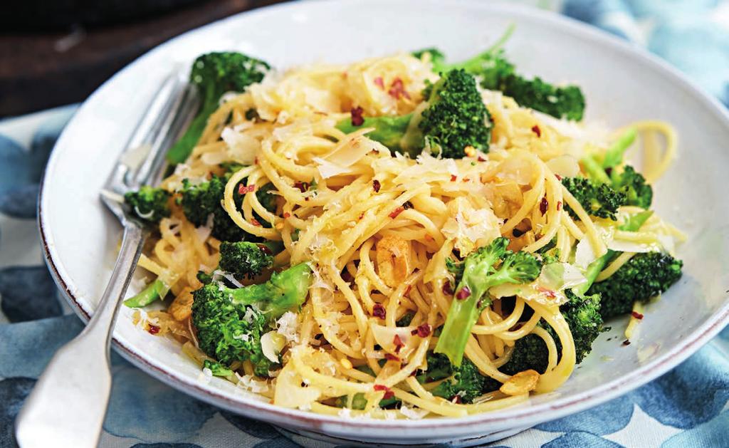 RECEPT 4 20 min 461 kcal/port Fett 14g Kolhydrater 34g Protein 20g Pasta med råstekt broccoli och pecorino Fräsch pastarätt med broccoli.