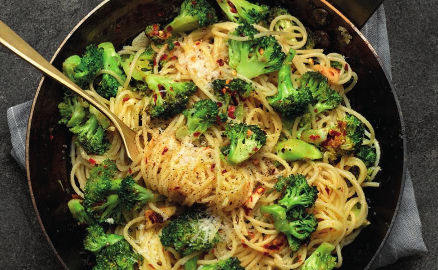 RECEPT 3 20 min 461 kcal/port Fett 14g Kolhydrater 34g Protein 20g Pasta med råstekt broccoli och pecorino Fräsch pastarätt med broccoli.
