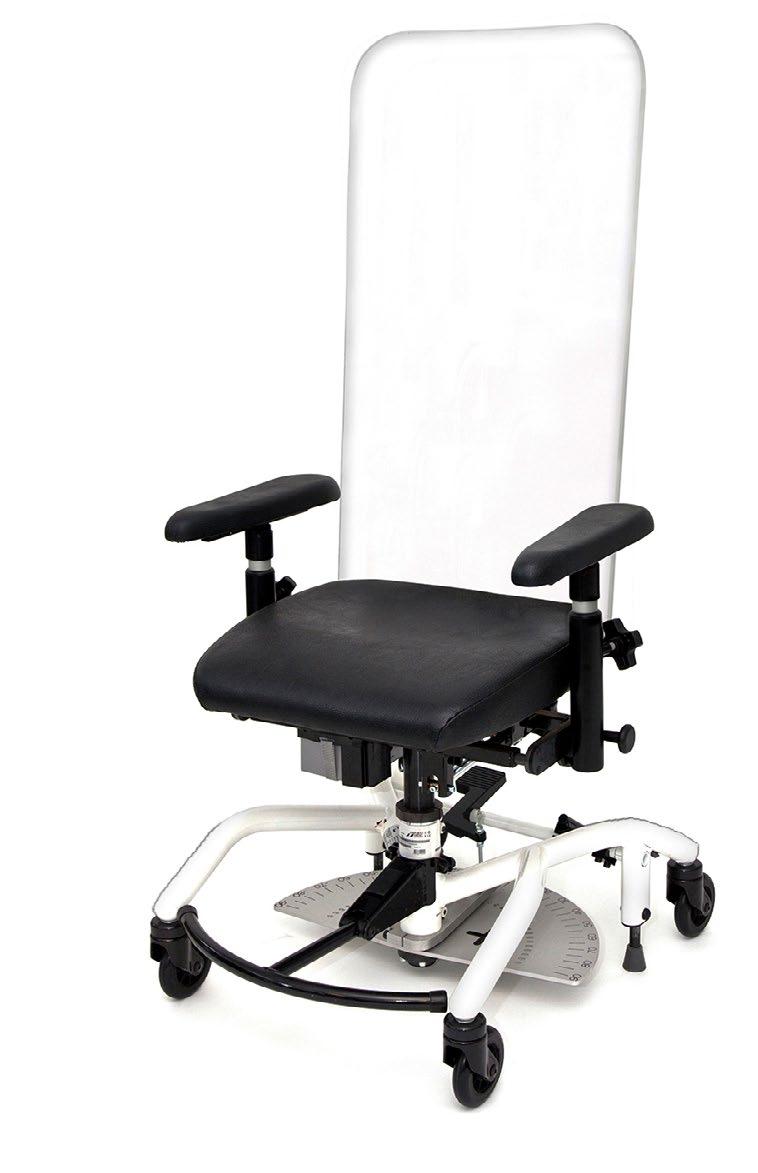 REAL 9000 PLUS Rehabstol är utrustad med hygienisk klädsel som är enkel att hålla ren. Stolen klarar max brukarvikt 140 kg. (På bilden intill är stolen extrautrustad med 1/4 uppfällbar fotring.
