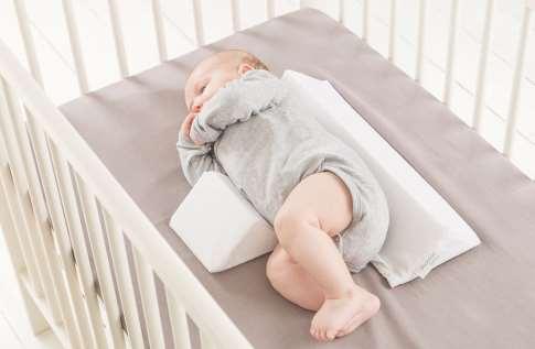 Doomoo Basics Sidokudde Babysleep - Håller barnet stabilt på sidan - Passar alla plana underlag - Används vid utvecklad skallasymmetri, torticollis, kraftiga kräkningar eller önskad sovposition på