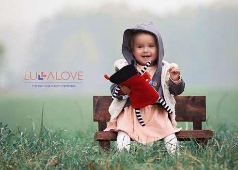 Lullalove Mr B Värmebubben LullaLove Mr B värmebubben, är en smart 2-i-1-produkt; värmedyna för barn och pedagogisk babyleksak. Med värmedyna ger den lindring vid magknip och kolik.