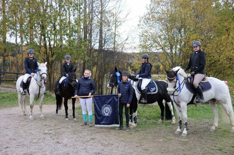 I laget ingick Elin Sjöberg - Lady (hoppning), Ina Lindström - Skandevall - Tamiza (dressyr), Iza Winsten-Erlandsson (teori/reserv)