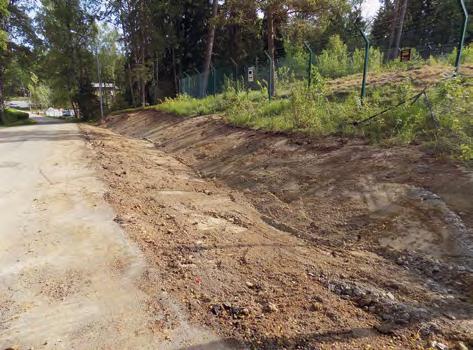 Gång och cykelväg i Hall Figur 2. Foto av schakt 2. Sett från söder. Metod Undersökningen genomfördes genom att två schakt grävdes med maskin. Schakten grävdes skiktvis ner till 0,2 0,4 meters djup.