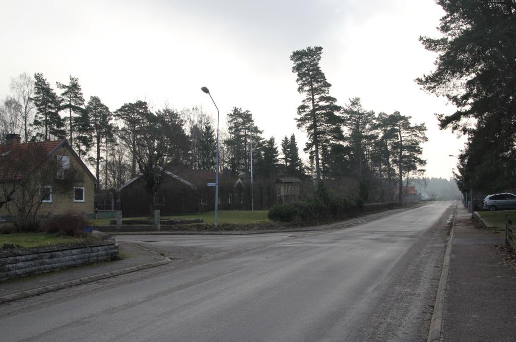 FÖRUTSÄTTNINGAR, FÖRÄNDRINGAR OCH KONSEKVENSER NATUR Mark och vegetation Marken inom området är relativt plan och består av villaträdgårdar, gata och extensivt hävdad ängsmark.