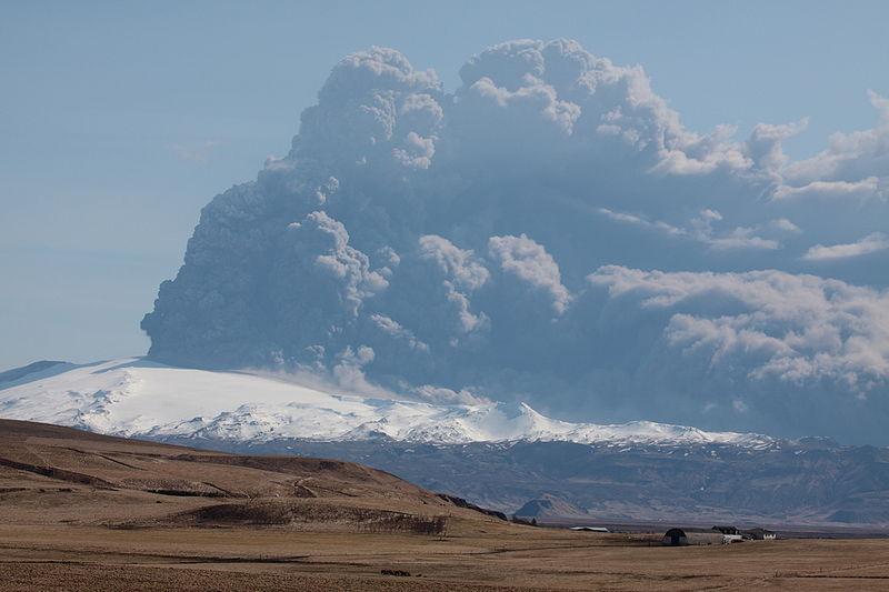 Krondroppsnätets övervakning av luftföroreningar i Svealand. Resultat t.o.m. september 1. IVL rapport B 191. Särskilda händelser under programperioden 7-1.1. Vulkanutbrott på Island våren 1 Eyjafjallajökull är en istäckt vulkan (1 m ö.