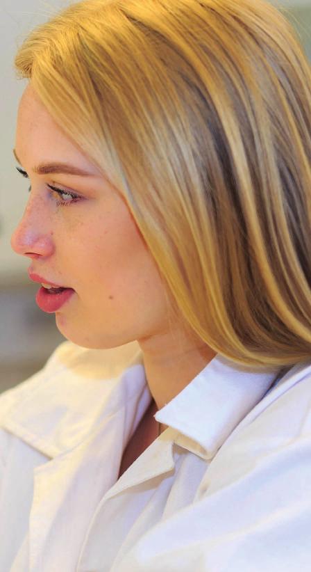 NATURVETENSKAPS- PROGRAMMET Vill du ha en bred utbildning som på ett bra sätt förbereder dig för universitets- och högskolestudier inom naturvetenskap och teknik?