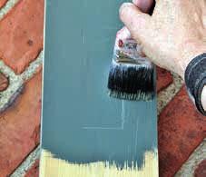 Använd Allbäck linsåpa till rengöring av penslar och händer. Rör upp färgen noga före målning. Att tänka på vid målning Färgen täcker ca 15 20 kvm/liter beroende på underlaget.