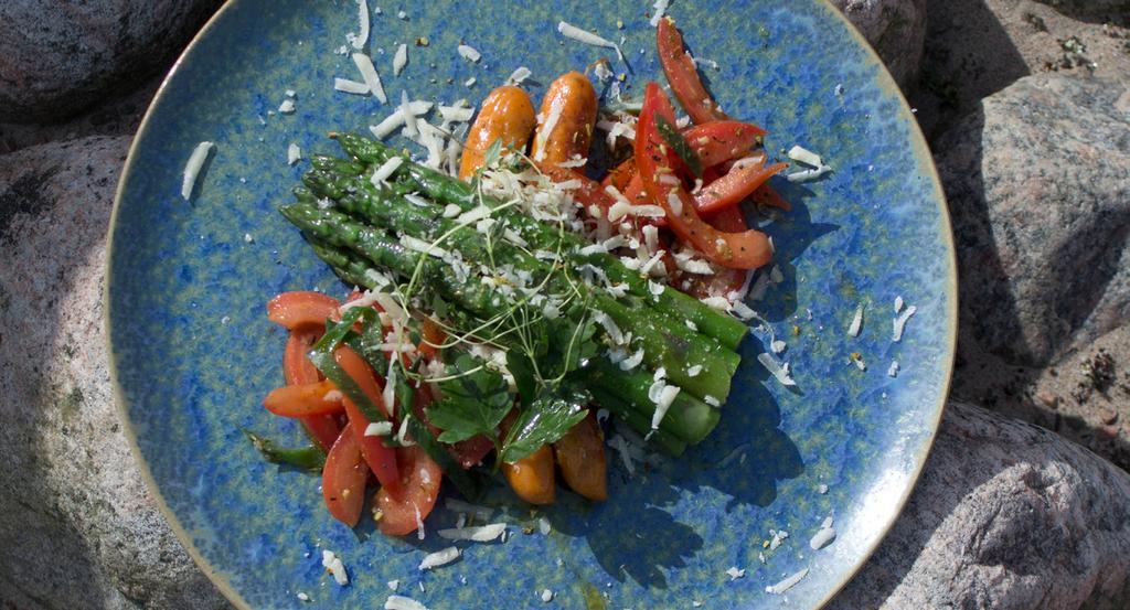 Laxkorv, sparris & ljummen tomatvinegrette 20 min Förrätt: 2 portioner, huvudrätt: 4 portioner Lätt 2 stora kvisttomater 50 g lagrad parmesan 1-2 msk hackade färska örter (persilja, timjan, basilika,