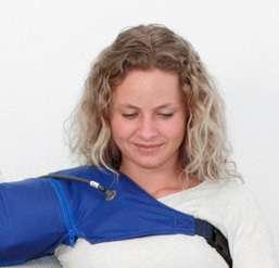 Skuldermanschetten används för personer med ödem både i arm och skuldra. Den sätts fast på armmanschetten med ett blixtlås. Varunr.