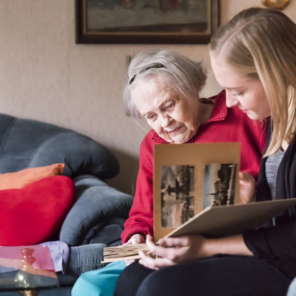 Äldreomsorg Äldreomsorgen riktar sig till personer över 65 år. I verksamhetsområdet ingår hemtjänst, servicehus, vård- och omsorgsboenden, dagverksamhet, anhörigstöd och träfflokal.