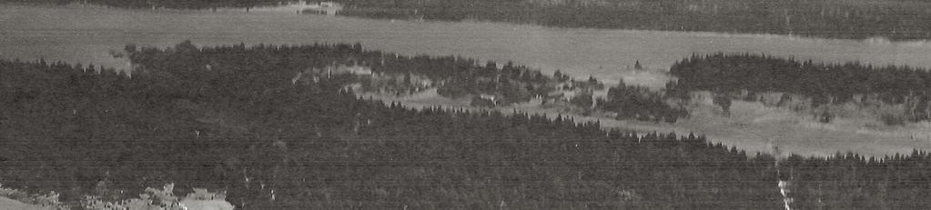 Ekonomibyggnaderna Det här fotot togs våren 1942. Fotografen befinner sig över insjöns norrända, Lämund skymtar mot NÖ.