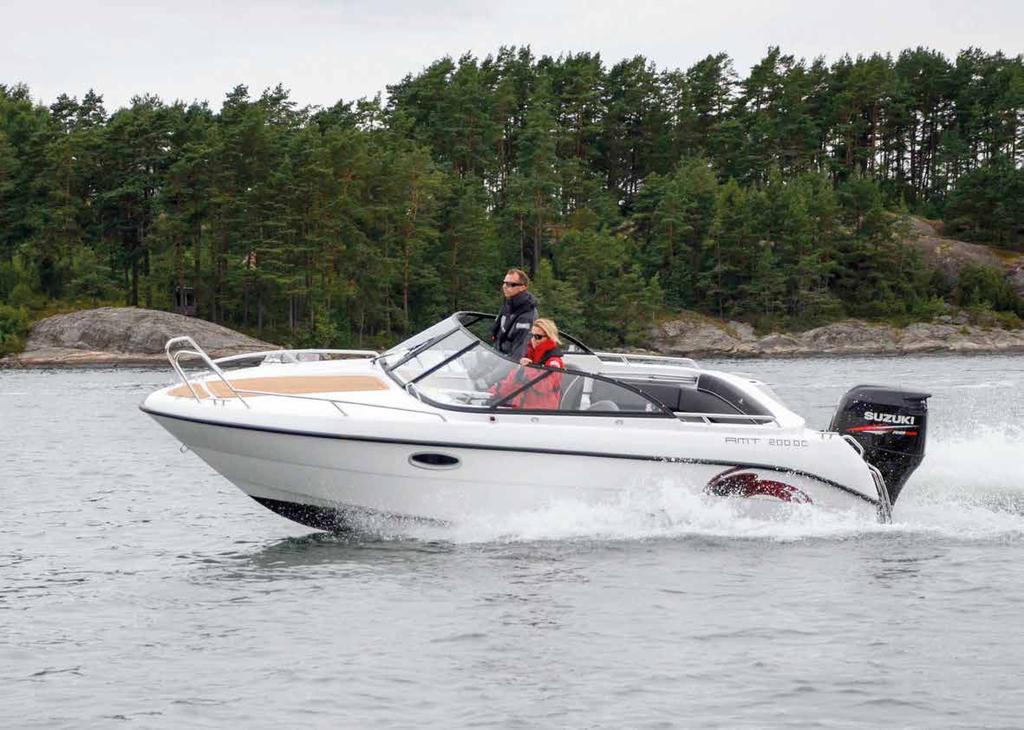 Skrovets höga gångläge kombinerat med en djup, skyddad sittbrunn och höga fribord gör snabba färder till