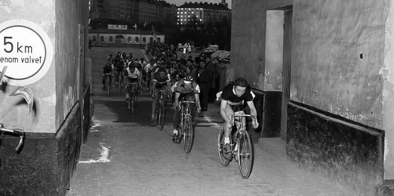 8 Vilken plats? Året är 1955 och cykelfrämjandet har trafiklektion och erbjuder gratis besiktning av cyklar vid Folkskoleseminariet.