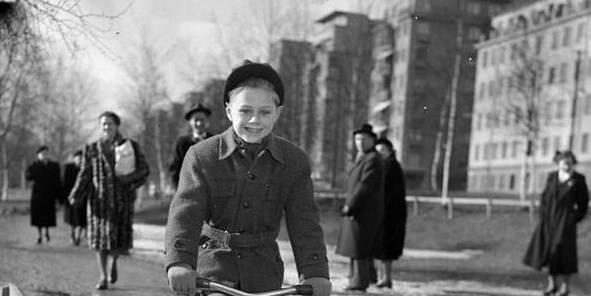 Foto: Lennart af Petersens Blasieholmskajen Räntmästartrappan Strandvägskajen 3 Vilken plats? En pojke cyklar på en grusväg där snön just smält bort. Bilden är tagen 1952.