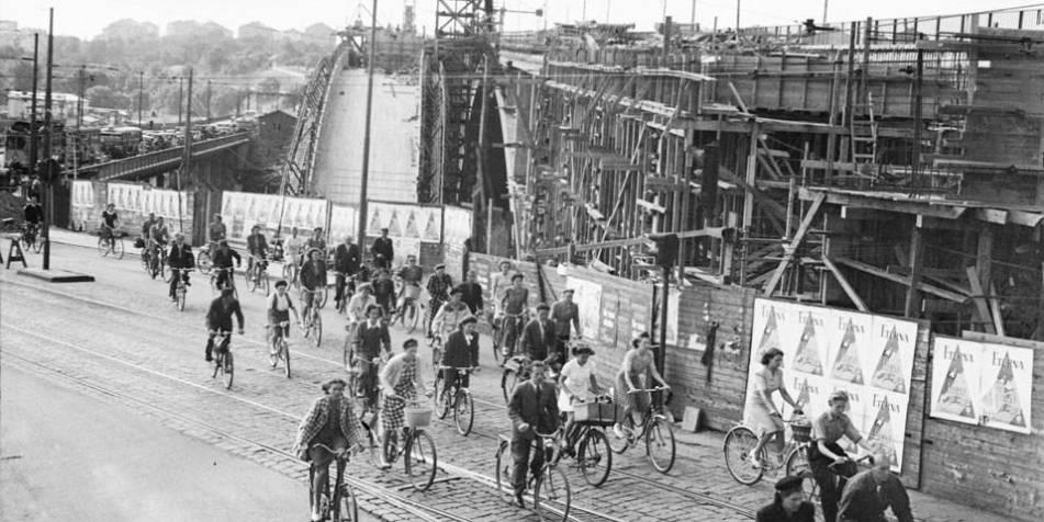 Hässelby strandbad 7 Vilken plats? Cyklister på väg till stan 1946.