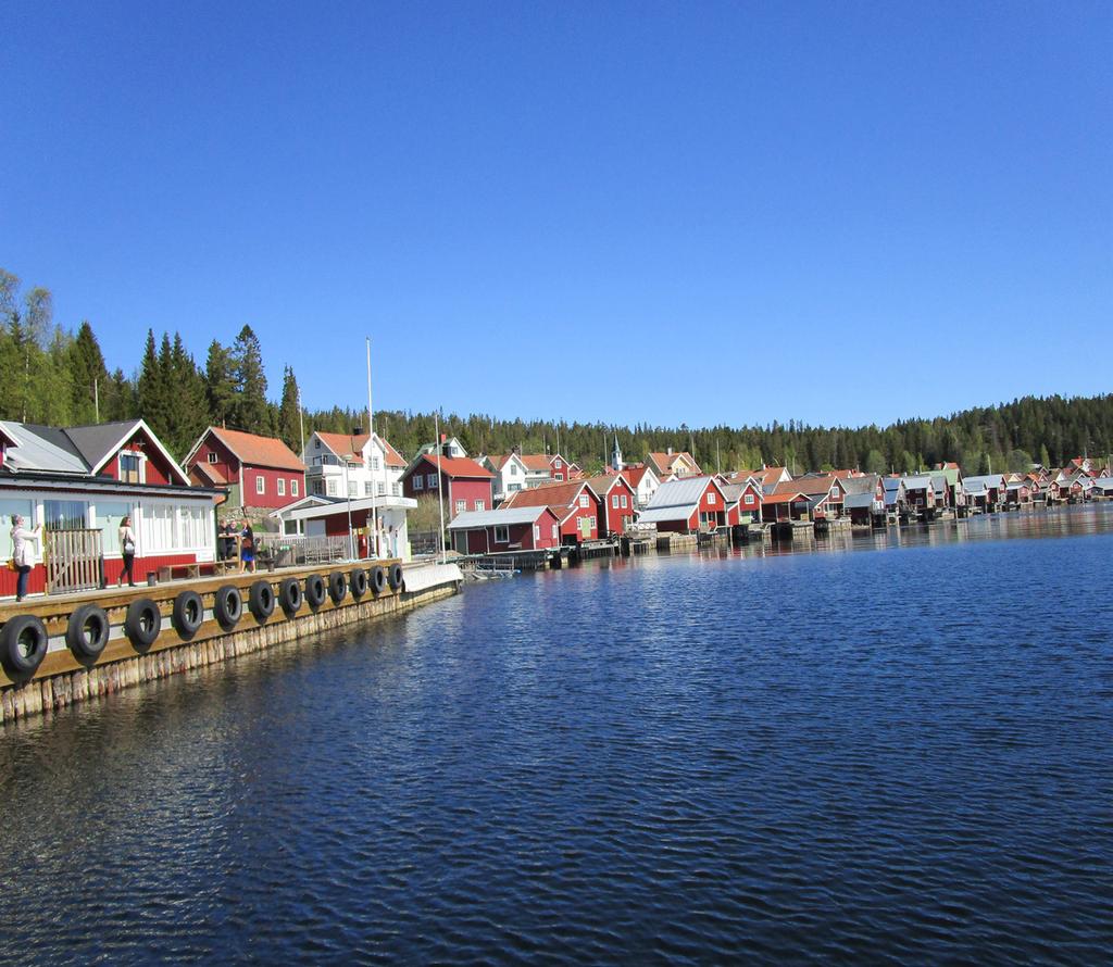 Landsbygdsriksdagen i Örnsköldsvik Under promenaden, där vi tittade in i Ulvönhamns lilla Museum, blev det ett stopp i Rubens trädgård, där det servera des SURSTRÖMMING! Premiär för un dertecknad!