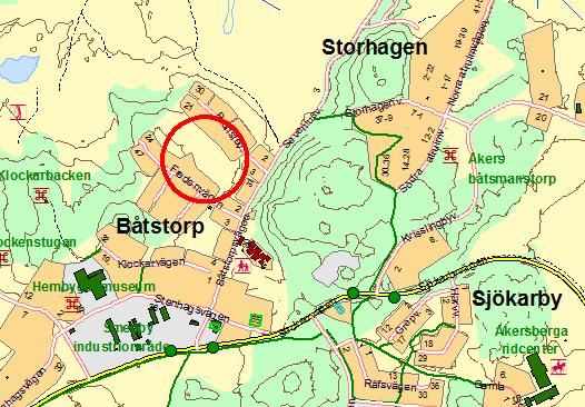 Beskrivning: Beläggen på parkmark mitt inne i villaområdet mellan Fredenvägen och Klockarvägen. Denna lekplats är i huvudsak avsedd för en åldersgrupp mellan 1 och 12 år.